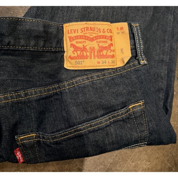 Levis Jeans 501 Mens 34x30 Blue Button Fly Dark Wash Denim Straight Original Fit - Picture 3 of 9